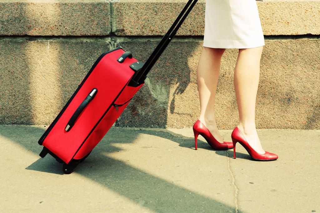 donna con una valigia