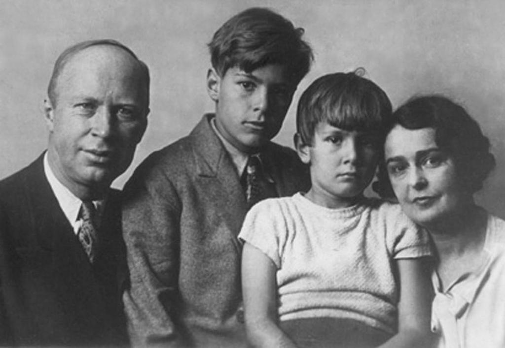 Prokofiev con la sua prima moglie e figli