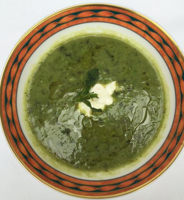 Zuppa di acetosa con la ricetta del brodo di pollo