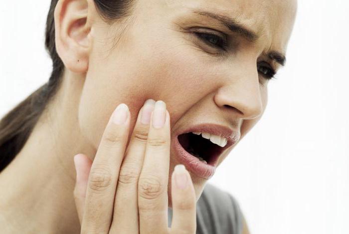 gomma irritata quando si preme un dente