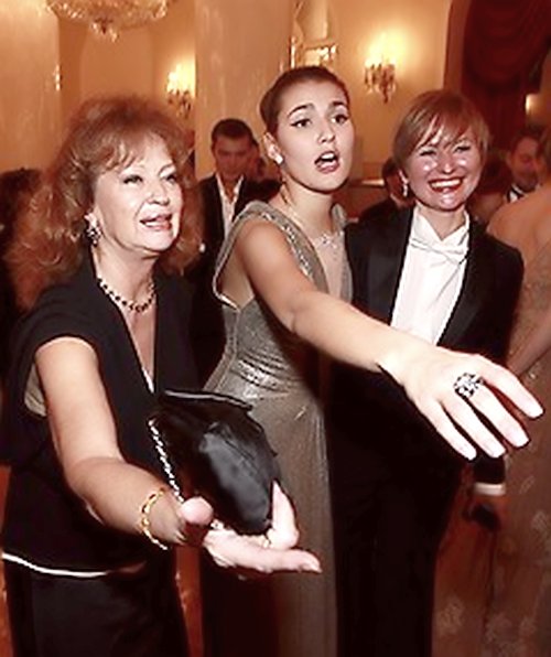 Tatyana Fedorovna Gomiashvili se svou dcerou Ninou a vnučkou Nastasyou na Balet debutantů časopisu Tatler v síni sloupů domu svazů