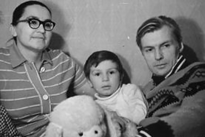 Nikolay Olyalin sa suprugom i sinom