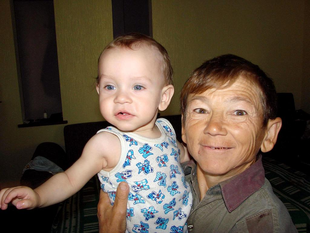 Виктор с ром, внук на сестрата.  2012
