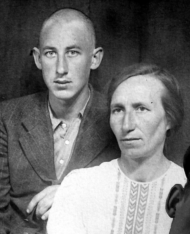 Владимир Басов с майка си