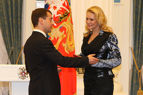 Dmitrij Miedwiediew na Kremlu przyznaje Alainowi Jakowlewowi tytuł "Artysta ludowy Federacji Rosyjskiej"