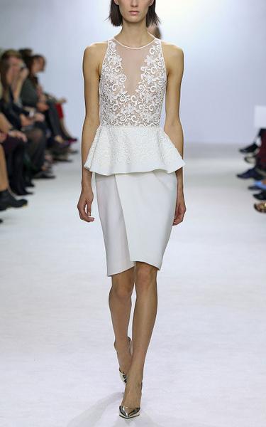 bílé šaty s basky