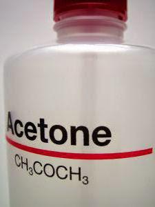 działanie acetonu na benzynę