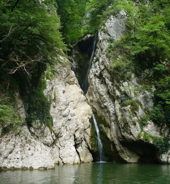Среден водопад