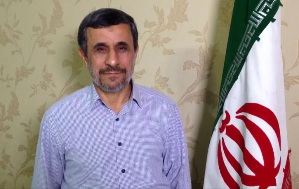 Ahmadínežád s iránskou vlajkou.