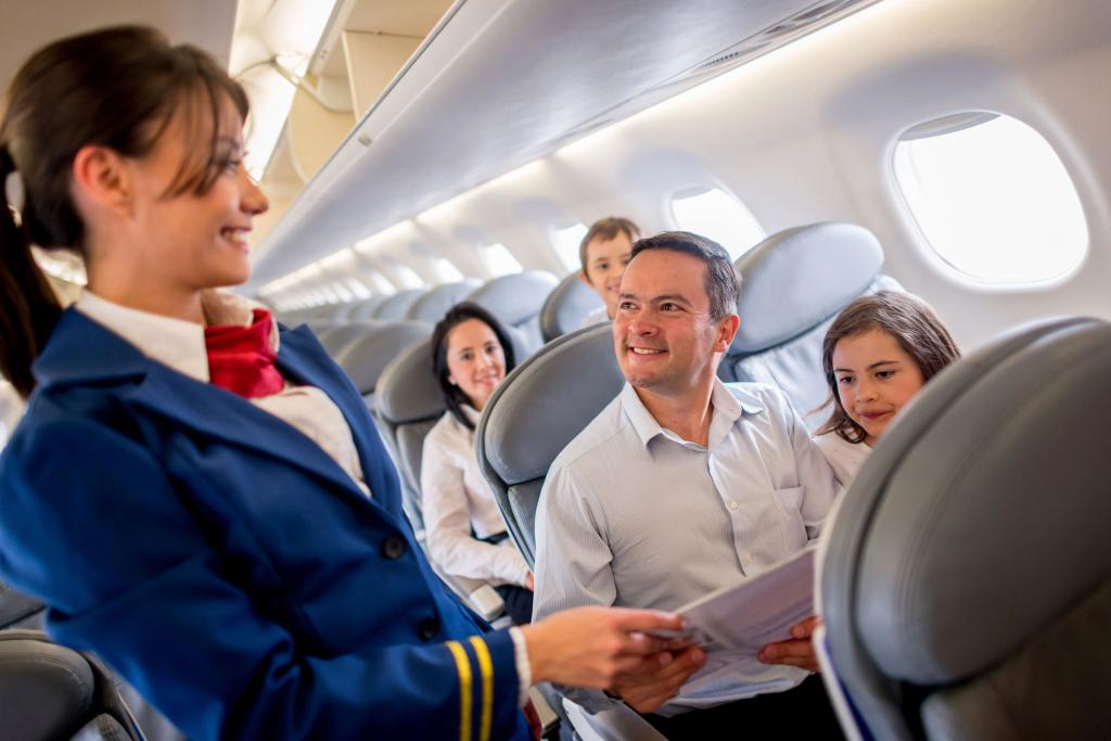 Stewardesa i pasażerowie w samolocie