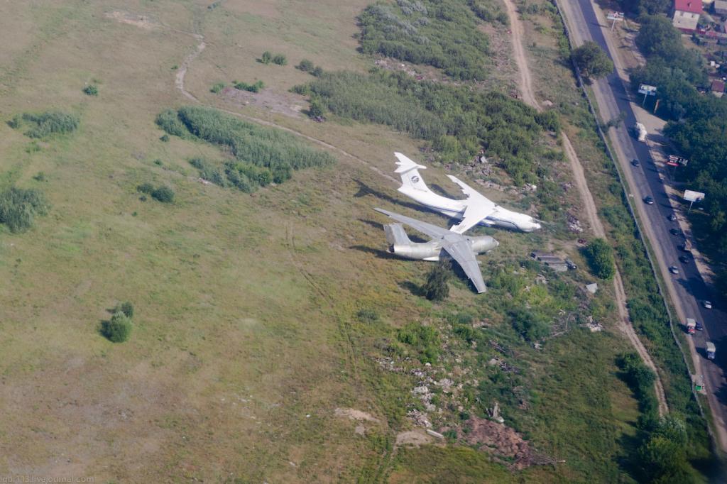 Zapuščena letala na zaraščenem parkirišču