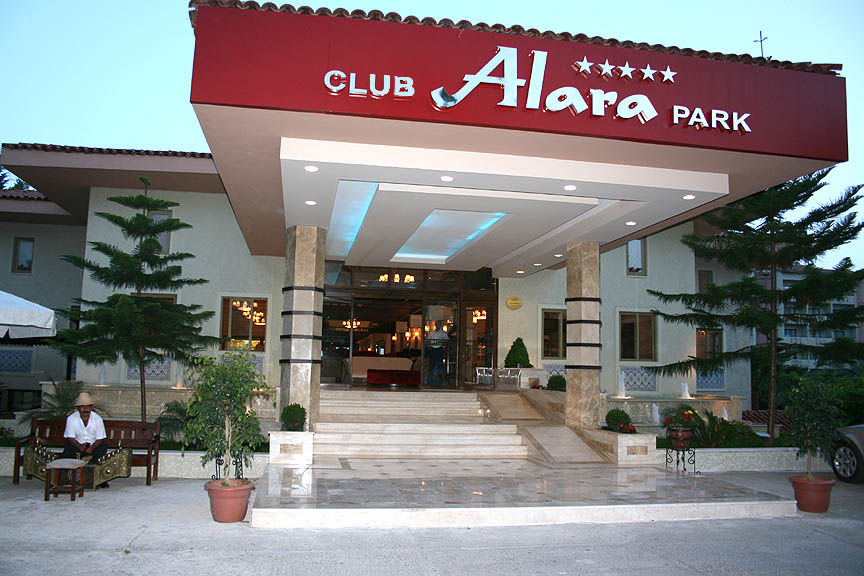 Główne wejście do hotelu Alara Park