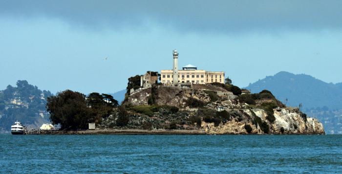Zaporni otok Alcatraz v zalivu San Francisco