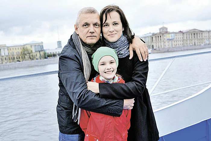 Александър Галибин със съпругата и дъщеря си