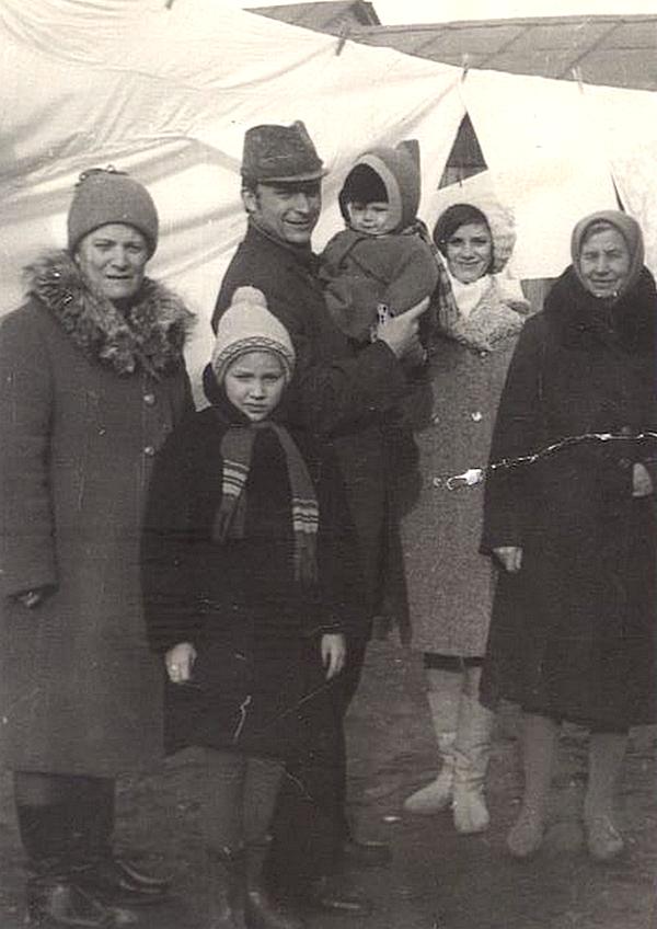 Alexey con i suoi genitori e le sue nonne