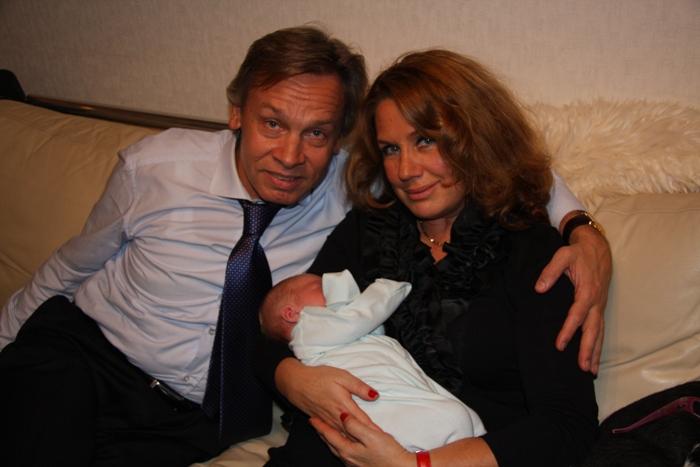 Алексей Пушков със съпругата и внучката си