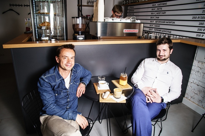 Alexey s prijateljem u kafiću