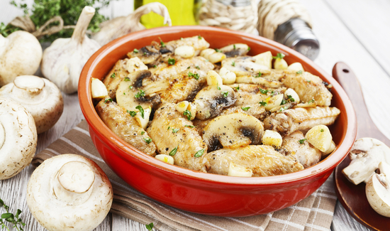 Ali di pollo con funghi e aglio