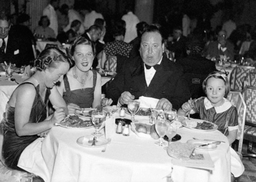Alfred Hitchcock sa svojom kćeri i ženom