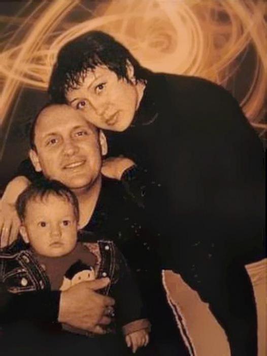 Stas Mikhailov s fotografijo žene in otrok
