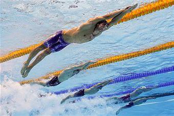 Александър Сухоруков плува