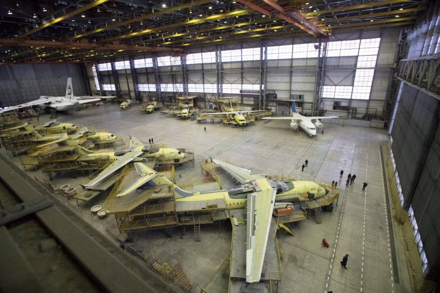 Nedokončan An-158 v ukrajinskem hangarju