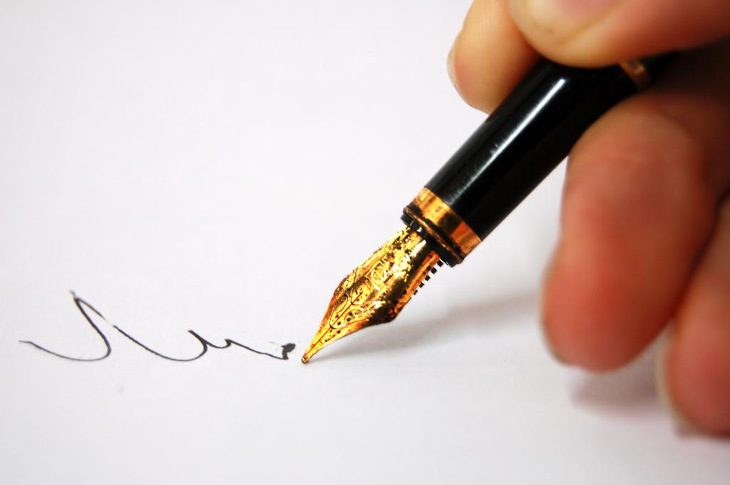 čovjek piše olovku