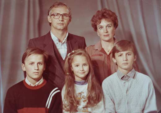 Anastasia Mikulchina con i suoi genitori e fratelli