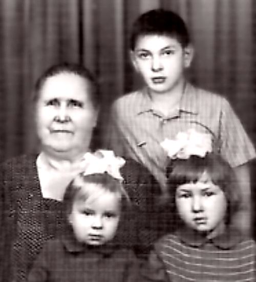 Anatolij Hostikojew z babcią