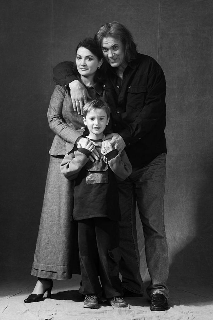 Anatolij Hostikojev s svojo ženo in sinom