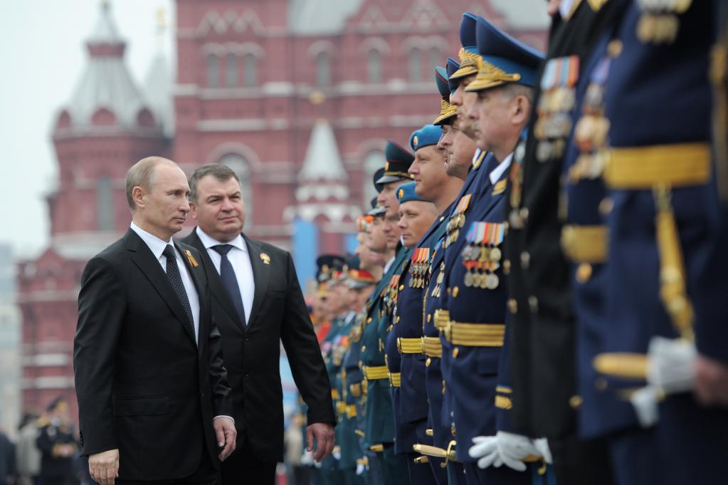 Putin i Serdyukov na paradi