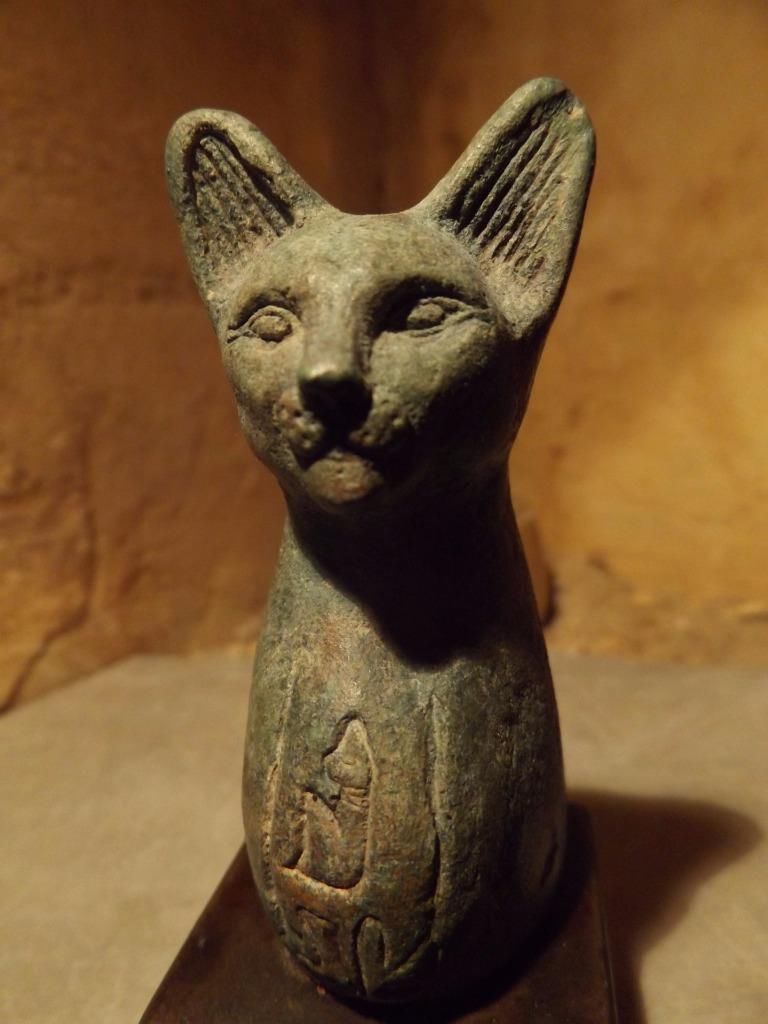 Figurina di gatto egiziano antico