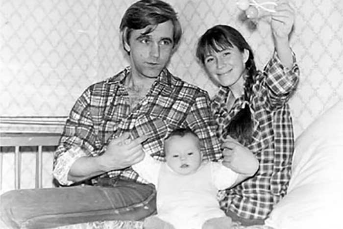 Anna Arefieva durante l'infanzia con i suoi genitori