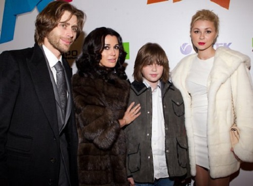 Anya Stryukova con la famiglia