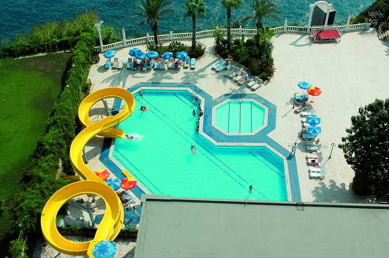 Vista sulla piscina e scivoli in hotel