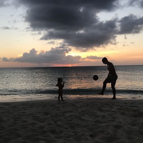 Antoine Griezmann i njezina kći igraju nogomet na plaži