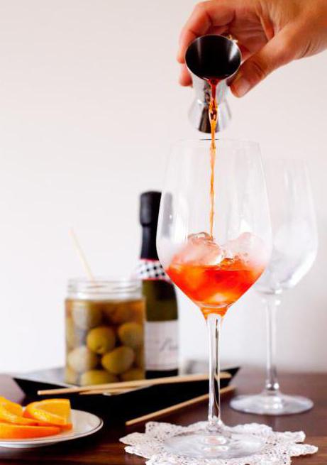composizione di aperol siringa da cocktail