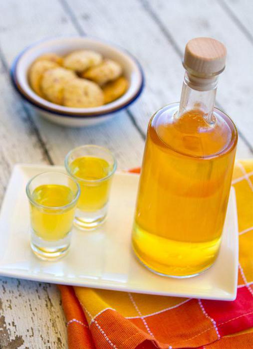 meruňkový likér na alkohol