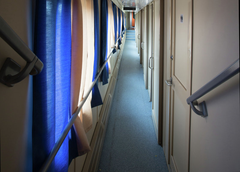 Centrální průchod v kabině ruského vlaku
