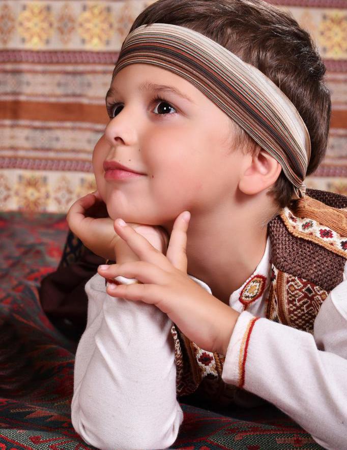 Chłopiec w ormiańskim stroju ludowym