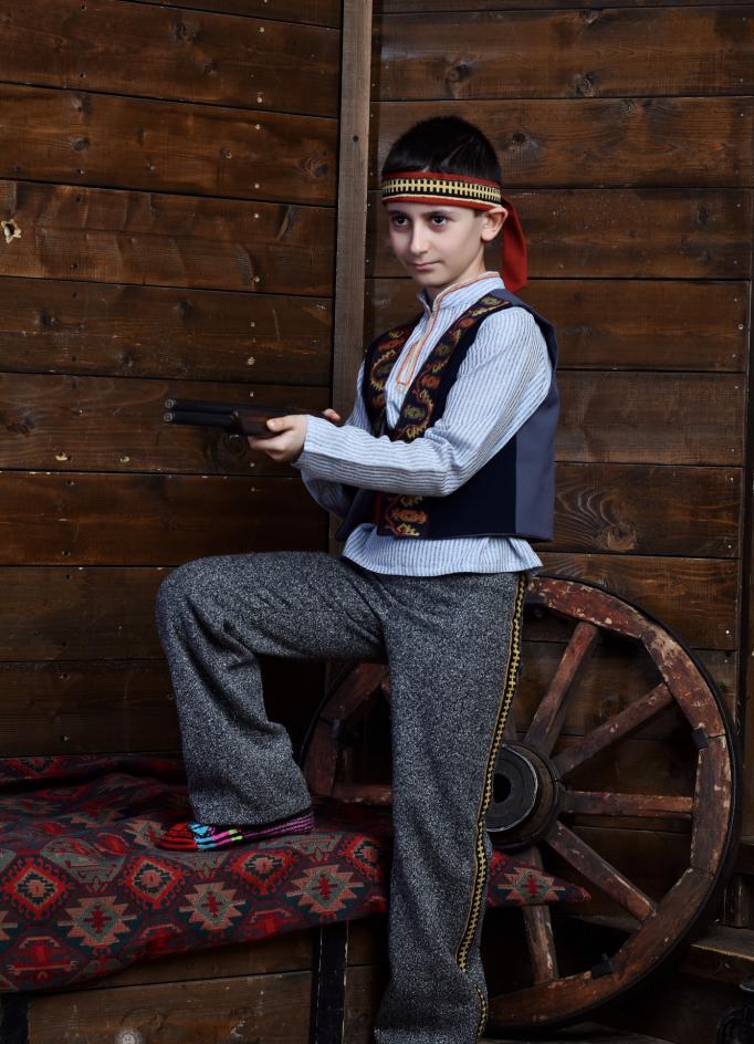 Armeński chłopiec w stroju ludowym