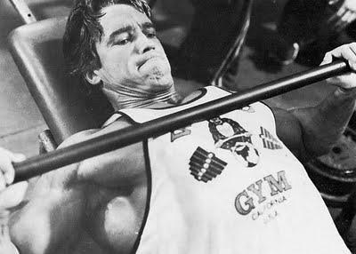 Arnold Schwarzenegger trénuje trénink