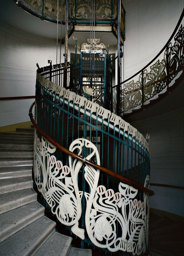 Stopnišče in modernistično dvigalo