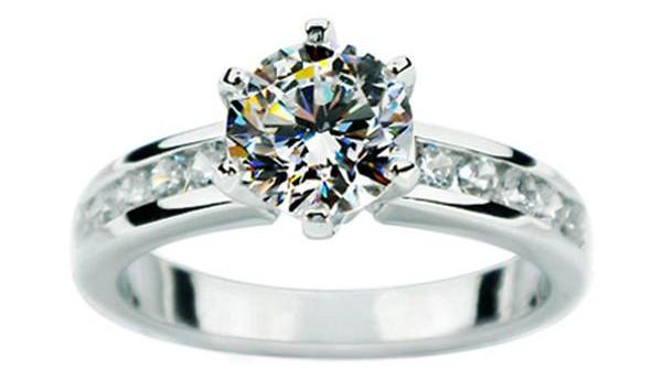 Imitace diamantového prstenu