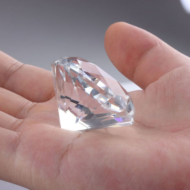 Как да разграничим изкуствен диамант?