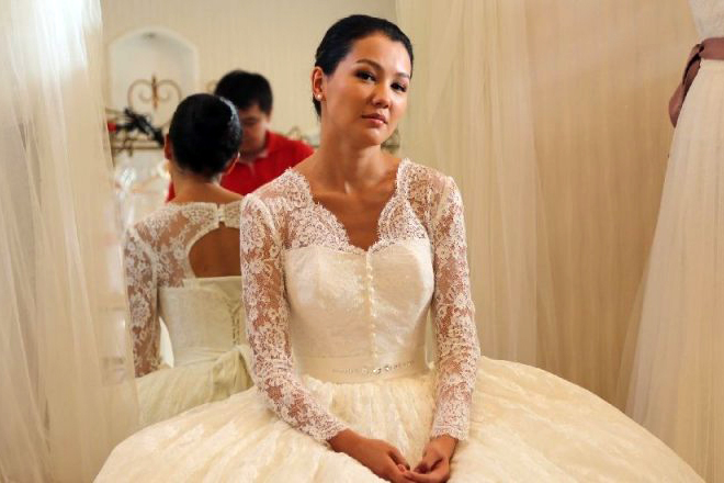 Aruzhan Dzhazilbekova u filmu "Vjenčanje za troje"