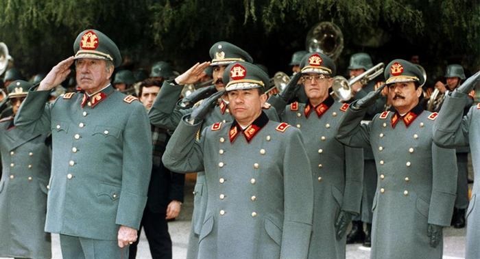 Come saluti le truppe di Augusto Pinochet?