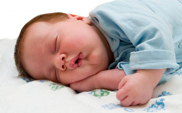 Perché la testa del bambino suda durante l'allattamento?