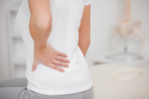 bolečine v hrbtu pod spodnjim delom hrbta pri ženskah