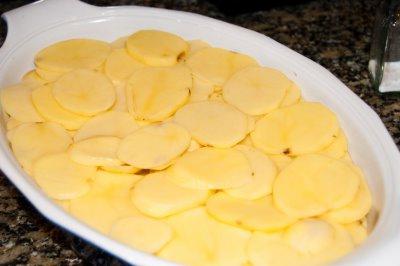 jak pečeme brambory s masem v troubě
